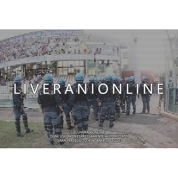SALERNITANA - HELLAS VERONA CAMPIONATO LEGA PRO FINALE RITORNO PLAY OFF 19/06/2011 NELLA FOTO: FORZE DELL\'ORDINE E POLIZIA A FINE GARA PER LA PROMOZIONE IN SERIE B DEL VERONA ©MOSCA/AGENZIA ALDO LIVERANI SAS