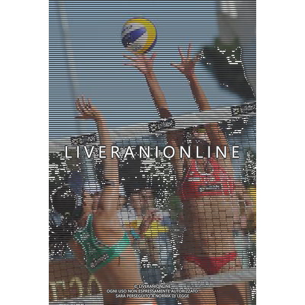 (110618) -- ROME, June 18, 2011 () -- Chinese player Xue Chen (R) blocks the ball during the women\'s quarterfinal between China\'s pair Xue Chen/Zhang Xi and Brazil\'s Maria Antonelli/Talita Da Rocha Antunes at the 2011 FIVB Beach Volleyball World Championships in Rome, Italy, June 17, 2011. Xue Chen/Zhang Xi won 2-1 to enter the semifinal. (/Wang Qingqin) AG ALDO LIVERANI S A S ONLY ITALY