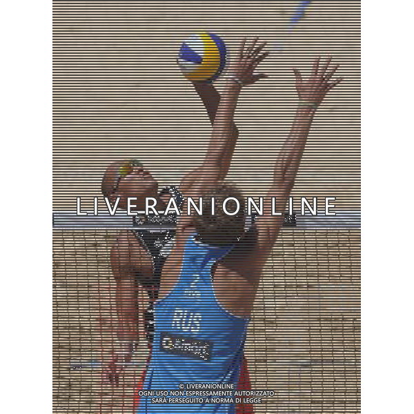 (110617) -- ROME, June 17, 2011 () -- Chinese player Wu Penggen (back) spikes during the men\'s round 32 match between China\'s pair Wu Penggen/Xu Linyin and Russia\'s pair Yaroslav Koshkarev/Konstantin Semenov at the 2011 FIVB Beach Volleyball World Championships in Rome, Italy, June 17, 2011. Wu Penggen/Xu Linyin lost 0-2. (/Wang Qingqin) AG ALDO LIVERANI S A S ONLY ITALY