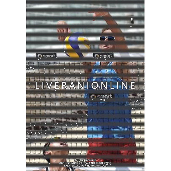 (110617) -- ROME, June 17, 2011 () -- Chinese player Xu Linyin (bottom) competes during the men\'s round 32 match between China\'s pair Wu Penggen/Xu Linyin and Russia\'s pair Yaroslav Koshkarev/Konstantin Semenov at the 2011 FIVB Beach Volleyball World Championships in Rome, Italy, June 17, 2011. Wu Penggen/Xu Linyin lost 0-2. (/Wang Qingqin) AG ALDO LIVERANI S A S ONLY ITALY