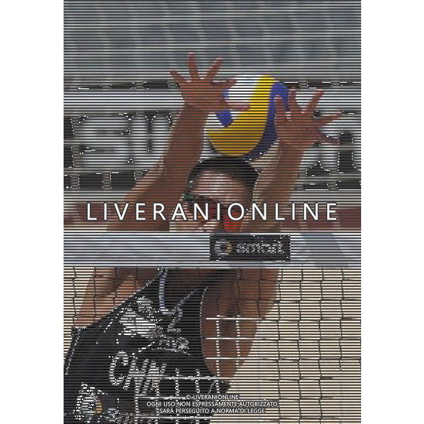 (110617) -- ROME, June 17, 2011 () -- Chinese player Xu Linyin competes during the men\'s round 32 match between China\'s pair Wu Penggen/Xu Linyin and Russia\'s pair Yaroslav Koshkarev/Konstantin Semenov at the 2011 FIVB Beach Volleyball World Championships in Rome, Italy, June 17, 2011. Wu Penggen/Xu Linyin lost 0-2. (/Wang Qingqin) AG ALDO LIVERANI S A S ONLY ITALY