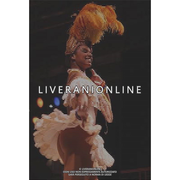 (110619) -- RIO DE JANEIRO, June 19, 2011 -- A Brazilian dancer with colorful outfits performs samba dances in a club in Rio de Janeiro City, Brazil, on June 18, 2011. Bao Feifei) (yc) ballerine brasiliane con abiti colorati eseguono danze samba in un club di Rio de Janeiro Cittö, in Brasile. AG. ALDO LIVERANI SAS - ITALY ONLY *** Local Caption *** .