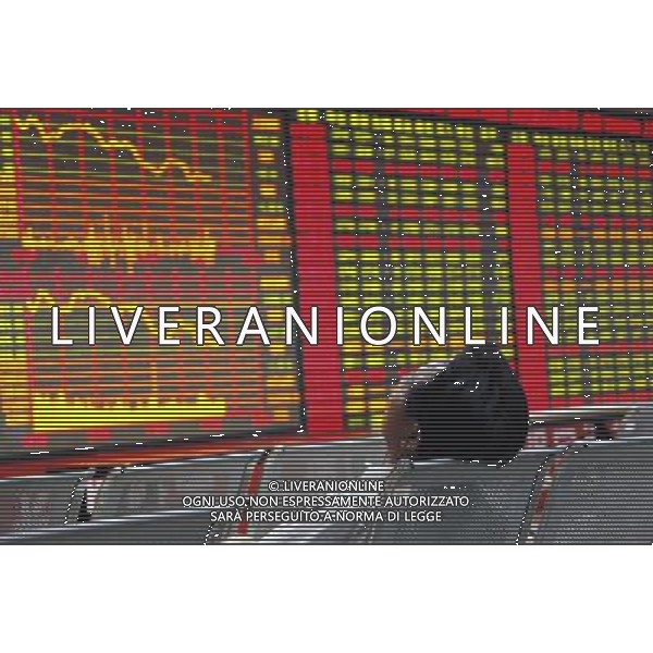 (110620) -- HUAIBEI, June 20, 2011 () -- An investor watches an index screen at a stocks brokerage house in Huai\'an, east China\'s Anhui Province, June 20, 2011. Chinese shares fell to their lowest level in almost nine months on Monday amid weak market sentiment, despite big gains of property developers. The benchmark Shanghai Composite Index dropped 0.82 percent, or 21.57 points, to close at 2,621.25, while the Shenzhen Component Index dipped 0.71 percent, or 80.49 points, to finish at 11,328.67. (/Xie Zhengyi) (hdt) ©PHOTOSHOT/Agenzia Aldo Liverani Sas - ITALY ONLY - CINA Investitori davanti al tabellone luminoso che riporta le contrattazioni del mercato azionario e l\'andamento della Borsa