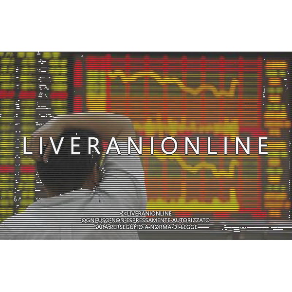 (110620) -- HUAIBEI, June 20, 2011 () -- An investor watches an index screen at a stocks brokerage house in Huai\'an, east China\'s Anhui Province, June 20, 2011. Chinese shares fell to their lowest level in almost nine months on Monday amid weak market sentiment, despite big gains of property developers. The benchmark Shanghai Composite Index dropped 0.82 percent, or 21.57 points, to close at 2,621.25, while the Shenzhen Component Index dipped 0.71 percent, or 80.49 points, to finish at 11,328.67. (/Xie Zhengyi) (hdt) ©PHOTOSHOT/Agenzia Aldo Liverani Sas - ITALY ONLY - CINA Investitori davanti al tabellone luminoso che riporta le contrattazioni del mercato azionario e l\'andamento della Borsa