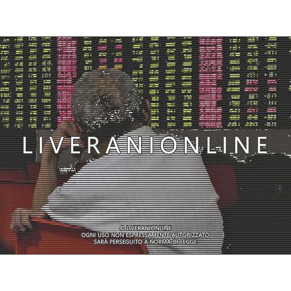 (110620) -- HANGZHOU, June 20, 2011 () -- An investor watches an index screen at a stocks brokerage house in Hangzhou, east China\'s Zhejiang Province, June 20, 2011. Chinese shares fell to their lowest level in almost nine months on Monday amid weak market sentiment, despite big gains of property developers. The benchmark Shanghai Composite Index dropped 0.82 percent, or 21.57 points, to close at 2,621.25, while the Shenzhen Component Index dipped 0.71 percent, or 80.49 points, to finish at 11,328.67. (/Long Wei) (hdt) ©PHOTOSHOT/Agenzia Aldo Liverani Sas - ITALY ONLY - CINA Investitori davanti al tabellone luminoso che riporta le contrattazioni del mercato azionario e l\'andamento della Borsa