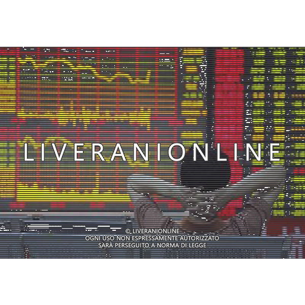 (110620) -- HUAIBEI, June 20, 2011 () -- An investor watches an index screen at a stocks brokerage house in Huai\'an, east China\'s Anhui Province, June 20, 2011. Chinese shares fell to their lowest level in almost nine months on Monday amid weak market sentiment, despite big gains of property developers. The benchmark Shanghai Composite Index dropped 0.82 percent, or 21.57 points, to close at 2,621.25, while the Shenzhen Component Index dipped 0.71 percent, or 80.49 points, to finish at 11,328.67. (/Xie Zhengyi) (hdt) ©PHOTOSHOT/Agenzia Aldo Liverani Sas - ITALY ONLY - CINA Investitori davanti al tabellone luminoso che riporta le contrattazioni del mercato azionario e l\'andamento della Borsa