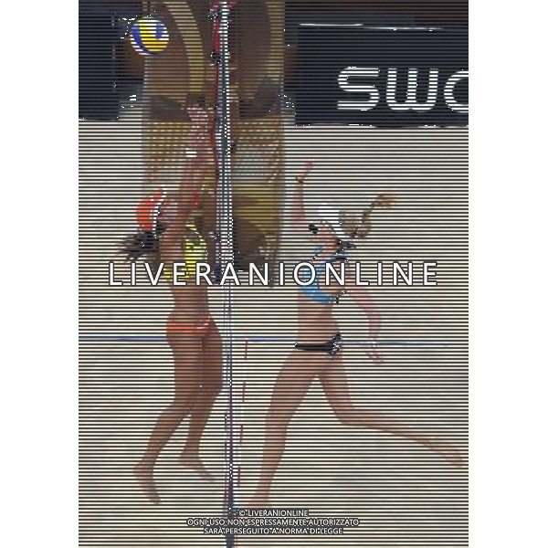 (110620) -- ROME, June 20, 2011 () -- Brazilian player Juliana (L) blocks the ball during the women\'s final between United States\' pair Misty May-Treanor/Kerri Walsh and Brazil\'s Larissa Franca/Juliana Felisberta Da Silva at the 2011 FIVB Beach Volleyball World Championships in Rome, Italy, June 19, 2011. Larissa/Juliana won 2-1 to claim the world title. (/Wang Qingqin) AG ALDO LIVERANI S A S ONLY ITALY