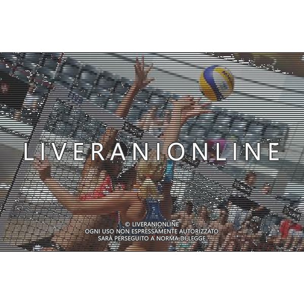 (110620) -- ROME, June 20, 2011 () -- Chinese player Xue Chen (L) blocks the ball during the women\'s 3rd place final between China\'s pair Xue Chen/Zhang Xi and Czech Republic\'s Hana Klapalova/Lenka Hajeckova at the 2011 FIVB Beach Volleyball World Championships in Rome, Italy, June 19, 2011. Xue Chen/Zhang Xi won 2-0 to take the 3rd place. (/Wang Qingqin) AG ALDO LIVERANI S A S ONLY ITALY