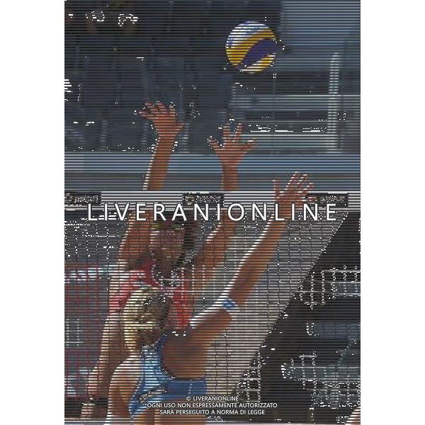 (110620) -- ROME, June 20, 2011 () -- Chinese player Xue Chen (above) blocks the ball during the women\'s 3rd place final between China\'s pair Xue Chen/Zhang Xi and Czech Republic\'s Hana Klapalova/Lenka Hajeckova at the 2011 FIVB Beach Volleyball World Championships in Rome, Italy, June 19, 2011. Xue Chen/Zhang Xi won 2-0 to take the 3rd place. (/Wang Qingqin) AG ALDO LIVERANI S A S ONLY ITALY