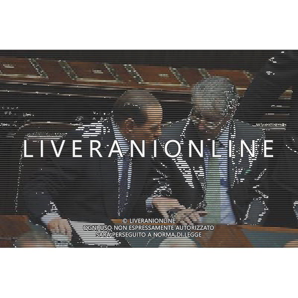 Roma - 22/06/2011 - Montecitorio - Comunicazione del Presidente del Consiglio dei ministri Silvio Berlusconi sulle novitÌÊ intervenute nella maggioranza che sostiene il Governo - nella foto: Silvio Berlusconi parla con Umberto Bossi å© Fabrizio Corradetti - Ag. Aldo Liverani sas