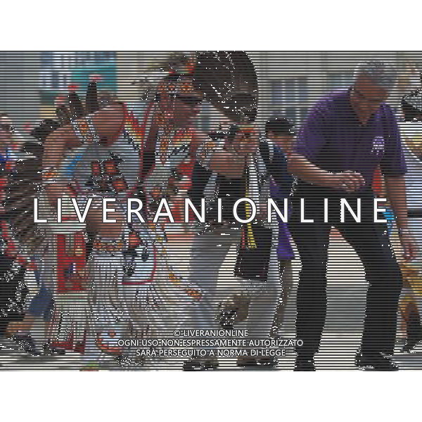 (110621) -- TORONTO, June 21, 2011 () -- An Aboriginal shows traditional dance to an audience during the event marking the National Aboriginal Day at the Yonge-Dundas Square in central Toronto, Canada, June 21, 2011. The National Aboriginal Day is annually held on June 21 in Canada to celebrate the unique heritage, diverse cultures, and outstanding achievements of the nation\'s Aboriginal peoples. (/Zou Zheng) (wjd) L\'annuale Giornata Nazionale aborigena per celebrare il patrimonio unico, la diverse culture, e le realizzazioni eccezionali dei popoli aborigeno del Canada . Ag. Aldo Liverani sas - ITALY ONLY *** Local Caption *** .