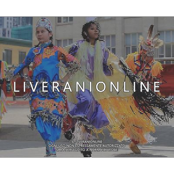(110621) -- TORONTO, June 21, 2011 () -- Aboriginals perform during the event marking the National Aboriginal Day at the Yonge-Dundas Square in central Toronto, Canada, June 21, 2011. The National Aboriginal Day is annually held on June 21 in Canada to celebrate the unique heritage, diverse cultures, and outstanding achievements of the nation\'s Aboriginal peoples. (/Zou Zheng) (wjd) L\'annuale Giornata Nazionale aborigena per celebrare il patrimonio unico, la diverse culture, e le realizzazioni eccezionali dei popoli aborigeno del Canada . Ag. Aldo Liverani sas - ITALY ONLY *** Local Caption *** .