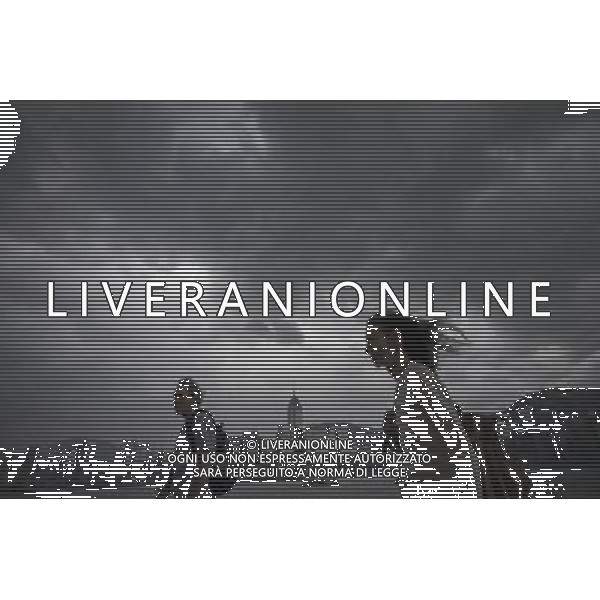 (110621) -- HONG KONG, June 21, 2011 () -- Tourists walk at Tsim Sha Tsui, an urban area in Hong Kong, south China, June 21, 2011. Hong Kong Observatory issued a warning of tropical storm on Tuesday. It is predicted that strong wind and heavy rain will hit the city in the next few days. (/Lui Siu Wai) (zhs) Maltempo a Hong Kong , pioggia , nubi , AG. ALDO LIVERANI SAS - ITALY ONLY *** Local Caption *** .