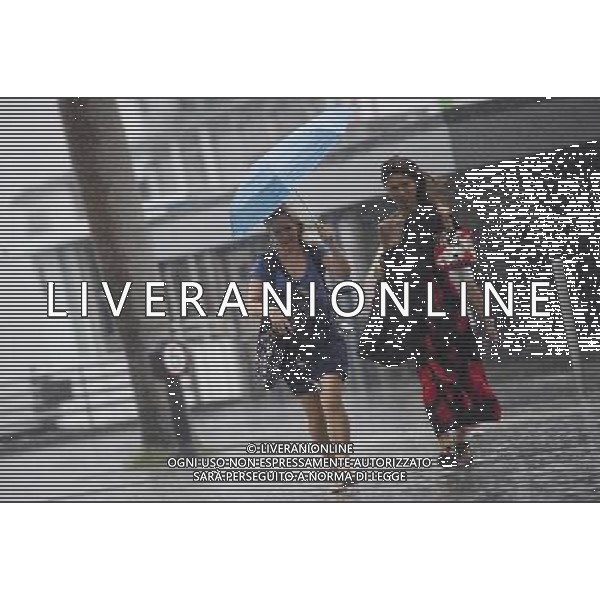 (110621) -- HONG KONG, June 21, 2011 () -- Tourists walk at Tsim Sha Tsui, an urban area in Hong Kong, south China, June 21, 2011. Hong Kong Observatory issued a warning of tropical storm on Tuesday. It is predicted that strong wind and heavy rain will hit the city in the next few days. (/Lui Siu Wai) (zhs) Maltempo a Hong Kong , pioggia , nubi , AG. ALDO LIVERANI SAS - ITALY ONLY *** Local Caption *** .