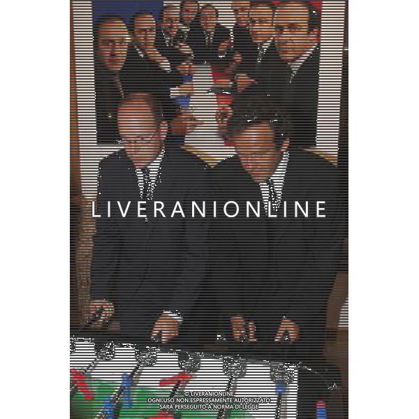 ©MCP/MAXPPP ; Monaco le 02/08/04 Les celebrations du Centenaire de la FIFA se deroulent cette annee dans le cadre du Golden Foot a Monte Carlo. Vernissage photos de la FIFA. SAS Le Prince Albert de Monaco et Michel PLatini Monaco\'s FIFA Centennial celebrations, with this year\'s Golden Foot event in Monte Carlo. Michel Platini AG ALDO LIVERANI S A S ONLY ITALY