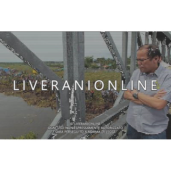 Handout photo dated and released 22 June 2011 by the Malacanang Photo Bureau shows Philippine President Benigno Aquino III (R) looking at operations to clean-up large deposits of water hyacinths clogging Rio Grande de Mindanao River in Cotabato City, southern Philippines. President Aquino visited the area to check on relief and clean-up operations, as the build-up of water hyacinths and heavy rains this week caused the Rio Grande de Mindanao River to flow into low lying communities and displace thousands of residents. Il fiume Rio Grande de Mindanao straripando ha causato allagamenti delle zone circostanti con grave danno per le poplazioni locali- AG. ALDO LIVERANI SAS- ITALY ONLY *** Local Caption *** .