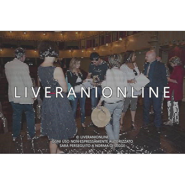 ALESSANDRO GASSMAN AL TEATRO GOLDONI DI VENEZIA PRESENTA LA STAGIONE DI PROSA 2011/2012 DEL TEATRO STABILE DEL VENETO NELLA FOTO: ALESSANDRO GASSMAN FIRMA AUTOGRAFI @ CRISTINA CHECCHETTO - AG. ALDO LIVERANI