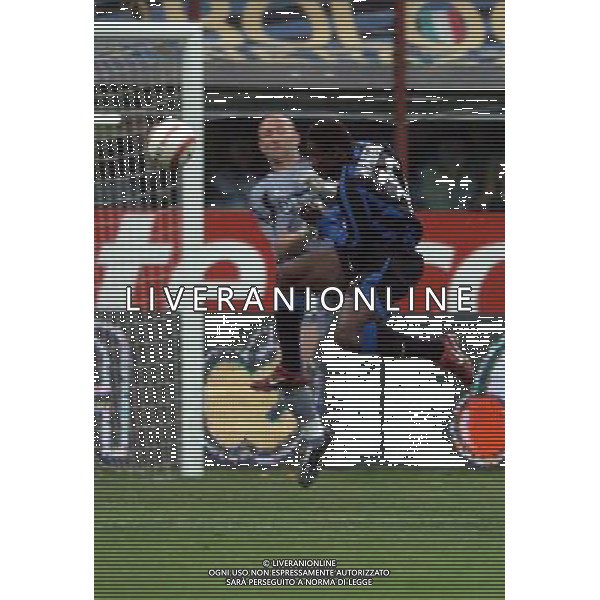 Inter-Olympique marsiglia Coppa Uefa 14/04/2004 nella foto fabien barthez e martins obafemi agenzia aldo liverani