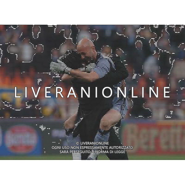 Inter-Olympique Marsiglia Coppa Uefa 14/04/2004 nella foto l\'esultanza di fabien barthez abbracciato da drogba a fine gara foto gigi arcaini/agenzia aldo liverani