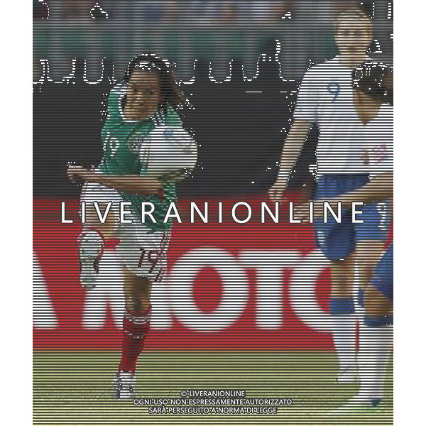 WOLFSBURG, June 27, 2011 Best player of the match Mexico\'s Monica Ocampo (L) shoots during the first round Group B match against England at the FIFA Women\'s World Cup Germany 2011 at the Arena im Allerpark in Wolfsburg, north Germany, June 27, 2011. The match ended in a 1 1 draw. (/Ding Xu)(wjd)