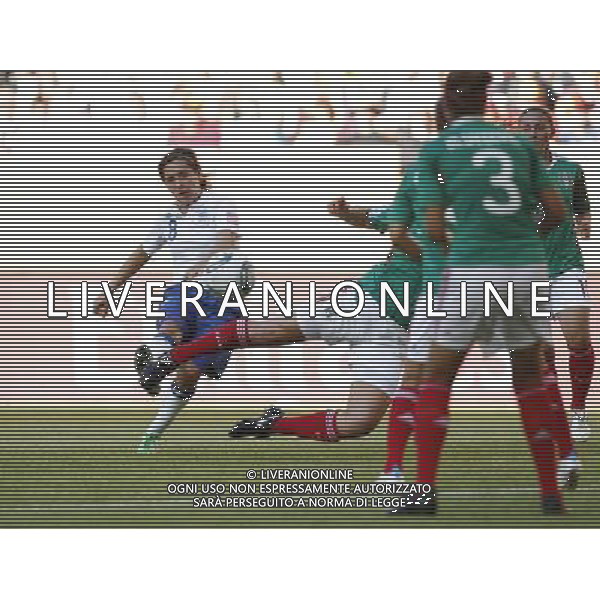 WOLFSBURG, June 27, 2011 England\'s Fara Williams (L) shoots during the first round Group B match against Mexico at the FIFA Women\'s World Cup Germany 2011 at the Arena im Allerpark in Wolfsburg, north Germany, June 27, 2011. The match ended in a 1 1 draw. (/Ding Xu)(wjd)