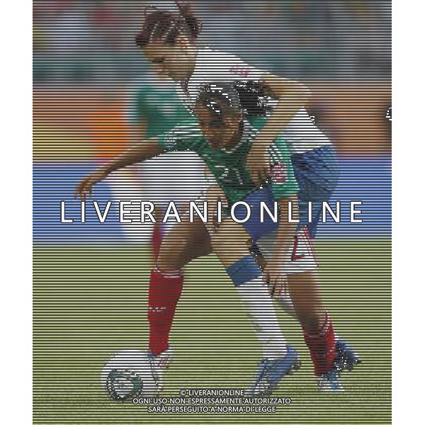 WOLFSBURG, June 27, 2011 Mexico\'s Stephany Mayor (L) fights with England\'s Jill Scott during the first round Group B match at the FIFA Women\'s World Cup Germany 2011 at the Arena im Allerpark in Wolfsburg, north Germany, June 27, 2011. The match ended in a 1 1 draw. (/Ding Xu)(wjd)