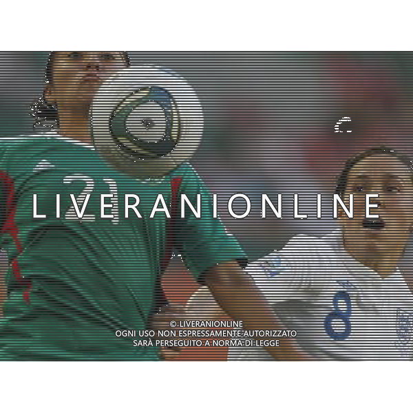 WOLFSBURG, June 27, 2011 Mexico\'s Stephany Mayor (L) fights with England\'s Fara Williams during the first round Group B match at the FIFA Women\'s World Cup Germany 2011 at the Arena im Allerpark in Wolfsburg, north Germany, June 27, 2011. The match ended in a 1 1 draw. (/Ding Xu)(wjd)