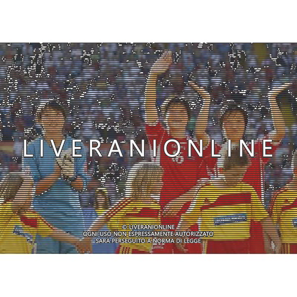 (110629) -- DRESDEN, June 29, 2011 () -- Jong Pok Sim (above C) of the Democratic People\'s Republic of Korea (DPRK) greets the audience before the Group C first round match against the United States at the 2011 FIFA Women\'s World Cup at the Rudolf-Harbig-Stadion in Dresden, Germany, June 28, 2011. (/Ding Xu)