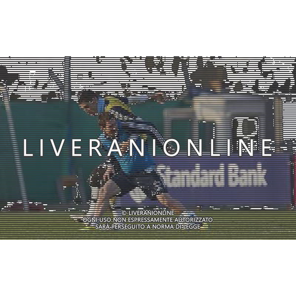 (110630) -- BUENOS AIRES, June 30, 2011 () -- Lionel Messi of Argentina National Soccer Team fights for the ball with a partner during a training for the Copa America, in the city of Buenos Aires, capital of Argentina, on june 29, 2011. Argetina will host America\'s Cup 2011. (/Claudio Cruz)