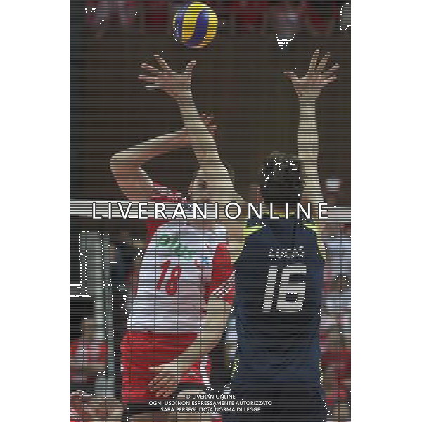 29.06.2011 KATOWICE - SPODEK (KATOWICE, SILESIA, POLAND -SPODEK ARENA), SIATKOWKA MEZCZYZN (VOLLEYBALL MEN\'S), (FIVB MEN\'S VOLLEYBALL), LIGA SWIATOWA 2011 (WORLD LEAGUE 2011) FAZA GRUPOWA (GROUP ROUND) MECZ POLSKA - BRAZYLIA )POLAND - BRASIL) NZ MARCIN MOZDZONEK (L) LUCAS SAATKAMP(P) FOTO KATARZYNA PLEWCZYNSKA/CYFRASPORT/NEWSPIX.PL --- Newspix.pl *** Local Caption *** www.newspix.pl mail us: info@newspix.pl call us: 0048 022 23 22 222 --- Polish Picture Agency by Ringier Axel Springer Poland