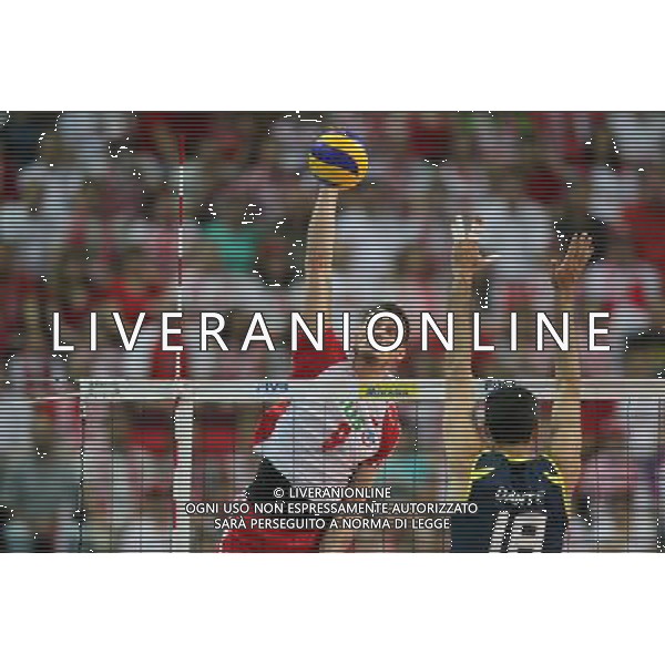 29.06.2011 KATOWICE - SPODEK (KATOWICE,SILESIA POLAND -SPODEK ARENA), SIATKOWKA MEZCZYZN (VOLLEYBALL MEN\'S), LIGA SWIATOWA 2011 - GRUPA B (VOLLEYBALL WORLD LEAGUE 2010 - PREELIMINARY ROUNDPOOL B GAME), MECZ POLSKA - BRAZYLIA (GAME POLAND - BRAZIL) NZ ZBIGNIEW BARTMAN (L), DANTE (P) FOTO LUKASZ GROCHALA/ CYFRASPORT/NEWSPIX.PL --- Newspix.pl *** Local Caption *** www.newspix.pl mail us: info@newspix.pl call us: 0048 022 23 22 222 --- Polish Picture Agency by Ringier Axel Springer Poland