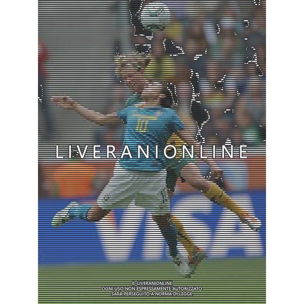 (110629) -- MONCHEGLADBACH, June 29, 2011 () -- Marta of Brazil (front) vies the ball with Elise Kellond-Knight of Australia during the first round Group D match between Brazil and Australia at the FIFA Women\'s World Cup Germany 2011 in Monchengladbach, Germany, June 29, 2011. (/Wu Wei) (zw)