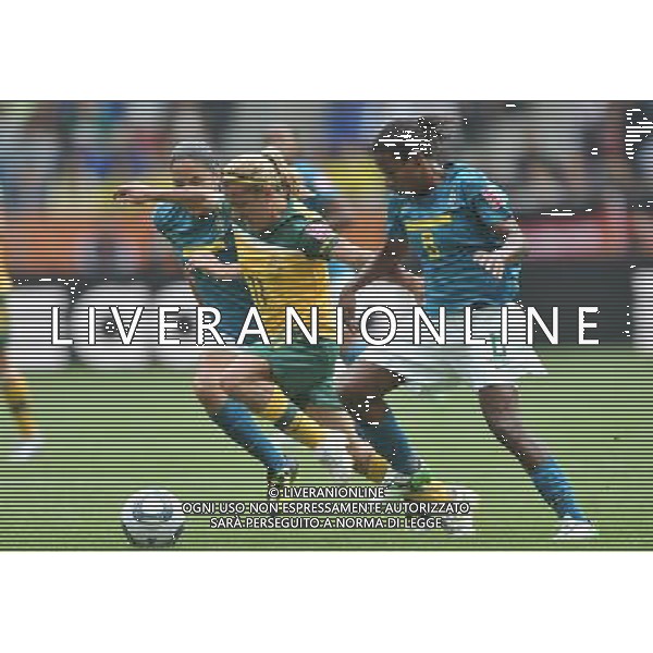 (110629) -- MONCHEGLADBACH, June 29, 2011 () -- Lisa De Vanna of Australia (C) vies with Brazilian players Daiane (L) and Formiga during the first round Group D match between Brazil and Australia at the FIFA Women\'s World Cup Germany 2011 in Monchengladbach, Germany, June 29, 2011. (/Wu Wei) (zw)
