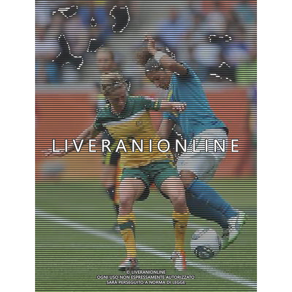 (110629) -- MONCHEGLADBACH, June 29, 2011 () -- Brazilian player Cristiane (R) vies with Australian player Elise Kellond-Knight during the first round Group D match between Brazil and Australia at the FIFA Women\'s World Cup Germany 2011 in Monchengladbach, Germany, June 29, 2011. (/Wu Wei) (zw)