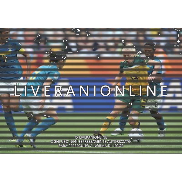 (110629) -- MONCHEGLADBACH, June 29, 2011 () -- Australian player Tameka Butt (2nd R) controls the ball during the first round Group D match between Brazil and Australia at the FIFA Women\'s World Cup Germany 2011 in Monchengladbach, Germany, June 29, 2011. (/Wu Wei) (zw)