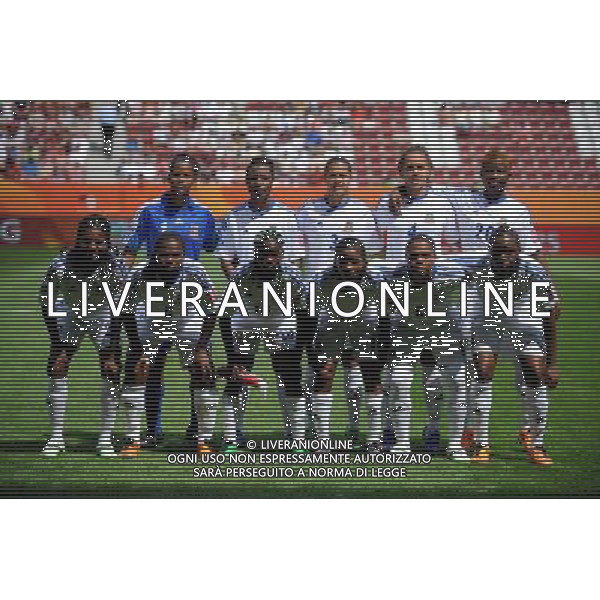 (110629) -- AUGSBURG, Jun. 29, 2011 () -- Players of Equatorial Guinea pose for photograph before their Group D match against Norway at the 2011 FIFA Women\'s World Cup in Augsburg, Germany, June 29, 2011. (/Li Jundong)