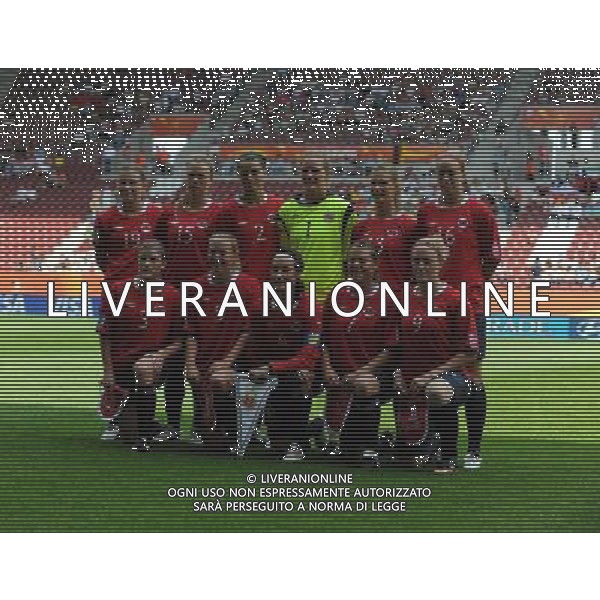 (110629) -- AUGSBURG, June 29, 2011 () -- Players of Norway pose for photograph before the Group D match between Norway and Equatorial Guinea at the FIFA Women\'s World Cup Germany 2011 in Augsburg, Germany, June 29, 2011. (/Xu Liang)