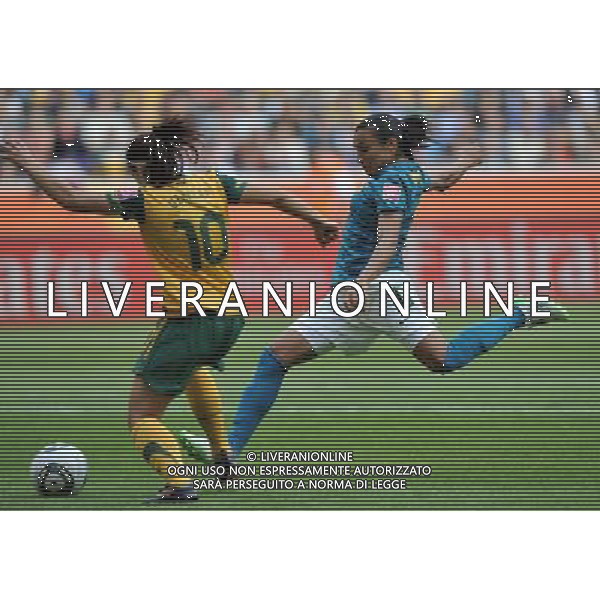 (110630) -- MONCHEGLADBACH, June 30, 2011 () -- Brazilian player Marta (R) shoots during the first round Group D match between Brazil and Australia at the FIFA Women\'s World Cup Germany 2011 in Monchengladbach, Germany, June 29, 2011.Brazil won with 1-0. (/Wu Wei)