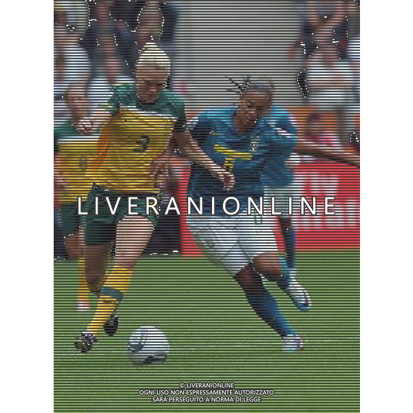 (110629) -- MONCHEGLADBACH, June 29, 2011 () -- Rosana (R) of Brazil vies with Kim Carroll of Australia during the first round Group D match between Brazil and Australia at the FIFA Women\'s World Cup Germany 2011 in Monchengladbach, Germany, June 29, 2011. Brazil won the match 1-0. (/Ma Ning) (zw)
