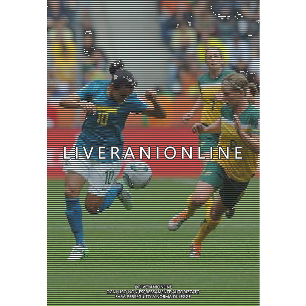 (110629) -- MONCHEGLADBACH, June 29, 2011 () -- Marta (L) of Brazil controls the ball during the first round Group D match between Brazil and Australia at the FIFA Women\'s World Cup Germany 2011 in Monchengladbach, Germany, June 29, 2011. Brazil won the match 1-0. (/Ma Ning) (zw)