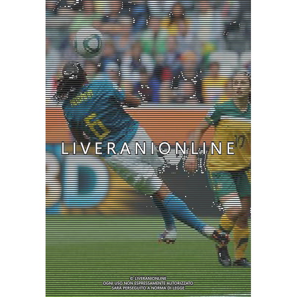 (110629) -- MONCHEGLADBACH, June 29, 2011 () -- Rosana (L) of Brazil shoots with head during the first round Group D match between Brazil and Australia at the FIFA Women\'s World Cup Germany 2011 in Monchengladbach, Germany, June 29, 2011. Brazil won the match 1-0. (/Ma Ning) (zw)