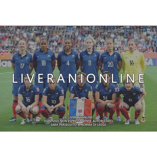 (110630) -- BOCHUM, June 30, 2011 () -- Players of France pose for a photo prior to the second round Group A match between Canada and France at the FIFA Women\'s World Cup Germany 2011 in Bochum, Germany, June 30, 2011. (/Ma Ning) (zw)