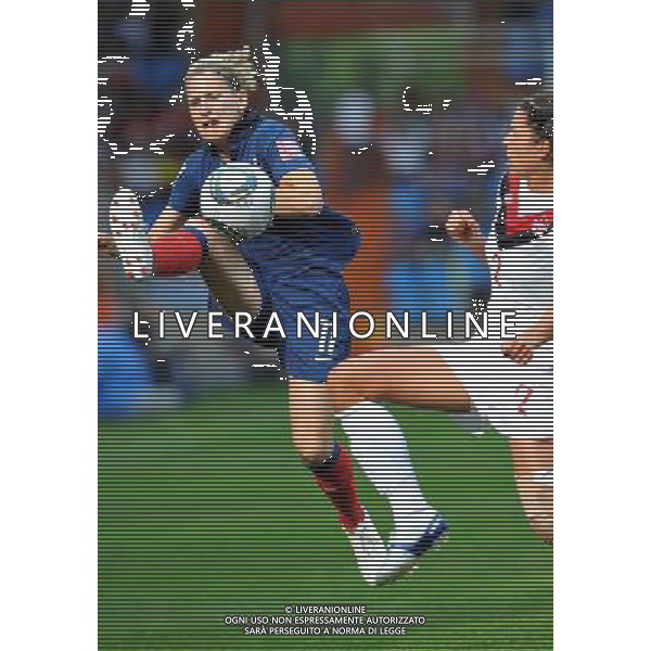 (110630) -- BOCHUM, June 30, 2011 () -- Laure Lepailleur (L) of France fights for the ball during the second round Group A match between Canada and France at the FIFA Women\'s World Cup Germany 2011 in Bochum, Germany, June 30, 2011. (/Ma Ning) (zw)