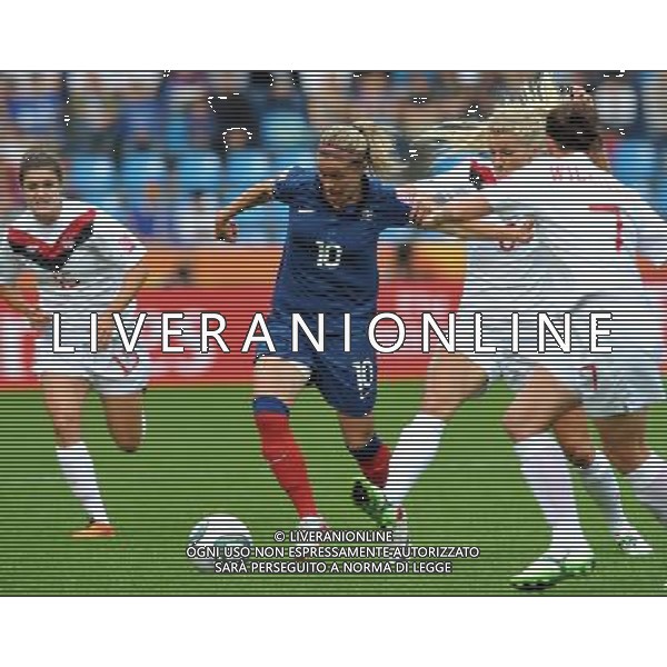 (110630) -- BOCHUM, June 30, 2011 () -- Camille Abily (2nd L) of France controls the ball during the second round Group A match between Canada and France at the FIFA Women\'s World Cup Germany 2011 in Bochum, Germany, June 30, 2011. (/Ma Ning) (zw)