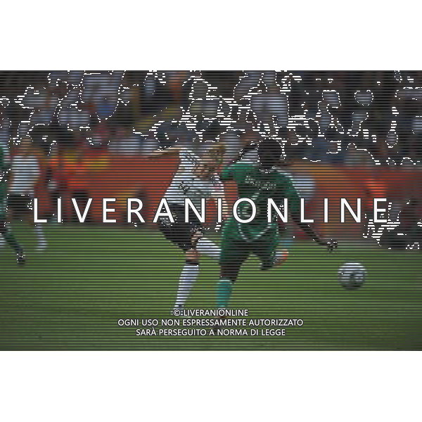 (110630) -- FRANKFURT, June 30, 2011 () -- Germany\'s player Kim Kulig (L) shots during the second round Group A match between Germany and Nigeria at the FIFA Women\'s World Cup Germany 2011 in Frankfurt, Germany, June 30, 2011. (/Li Jundong) (zw)