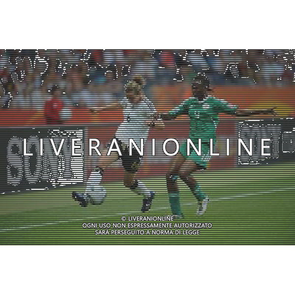 (110630) -- FRANKFURT, June 30, 2011 () -- Germany\'s player Simone Laudehr (L) vies with Nigeria\'s Perpelua Nkwocha during the second round Group A match between Germany and Nigeria at the FIFA Women\'s World Cup Germany 2011 in Frankfurt, Germany, June 30, 2011. (/Li Jundong) (zw)