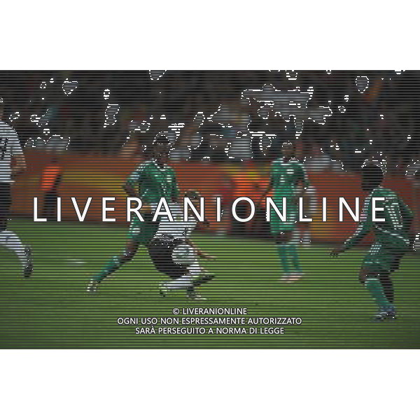 (110630) -- FRANKFURT, June 30, 2011 () -- Germany\'s player Inka Grings (L) vies with Nigeria\'s Perpetua Nkwocha during the second round Group A match between Germany and Nigeria at the FIFA Women\'s World Cup Germany 2011 in Frankfurt, Germany, June 30, 2011. Germany won the match 1-0. (/Li Jundong) (zw)