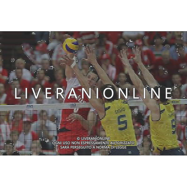 30.06.2011 KATOWICE - SPODEK (KATOWICE, SILESIA, POLAND -SPODEK ARENA), SIATKOWKA MEZCZYZN (VOLLEYBALL MEN\'S), (FIVB MEN\'S VOLLEYBALL), LIGA SWIATOWA 2011 (WORLD LEAGUE 2011) FAZA GRUPOWA (GROUP ROUND) MECZ POLSKA - BRAZYLIA (POLAND - BRASIL) NZ BARTOSZ KUREK (L) SIDAO (C) FOT. KATARZYNA PLEWCZYNSKA/NEWSPIX.PL --- Newspix.pl *** Local Caption *** www.newspix.pl mail us: info@newspix.pl call us: 0048 022 23 22 222 --- Polish Picture Agency by Ringier Axel Springer Poland