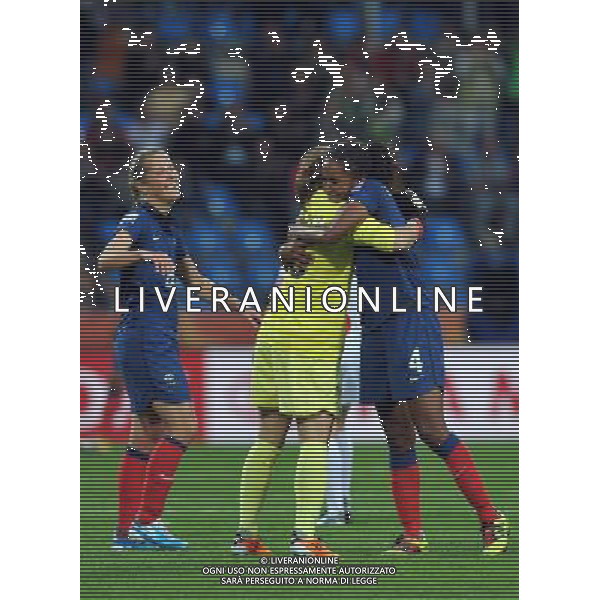 BOCHUM, July 1, 2011 France\'s players celebrate after winning the second round Group A match between France and Canada at the FIFA Women\'s World Cup Germany 2011 in Bochum, Germany, June 30, 2011. France won the match 4 0. (/Ma Ning) (djj)