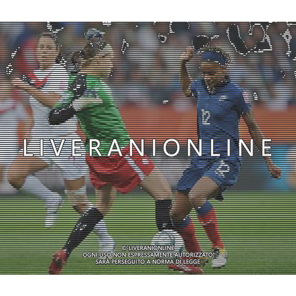 BOCHUM, July 1, 2011 France\'s player Elodie Thomis (R) vies with Canada\'s goalkeeper Erin McLeod (C) during the second round Group A match between France and Canada at the FIFA Women\'s World Cup Germany 2011 in Bochum, Germany, June 30, 2011. France won the match 4 0. (/Wu Wei) (djj)